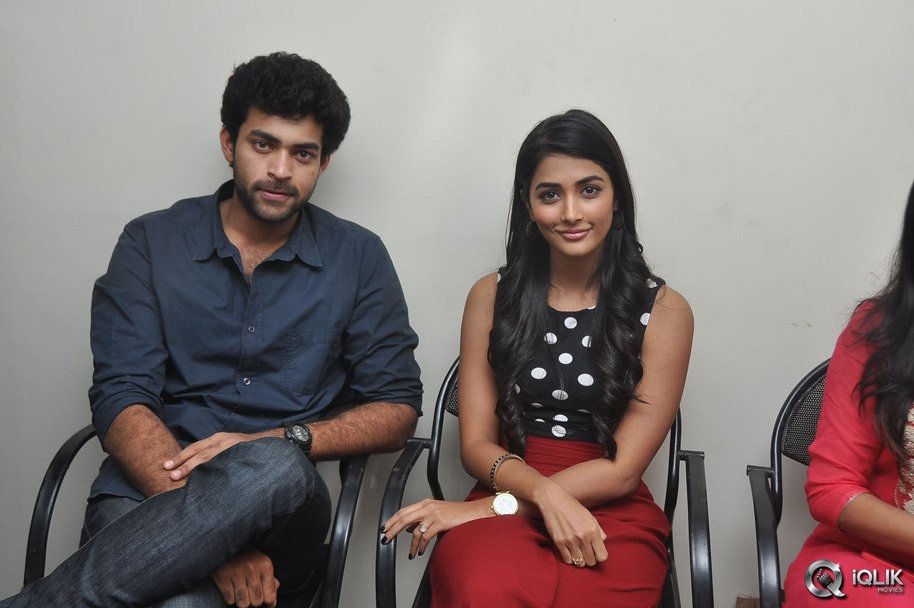 Mukunda-Movie-Hungama-at-Sandhya-Theatre